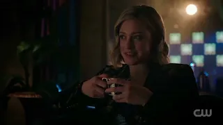 RIVERDALE 6x17: VERONICA FINDS OUT THAT BETTY GOT THE HOTS FOR AGENT DRAKE (SCENE)