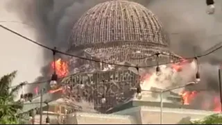 Джакарта, Индонезия, трагедия — горит Большая мечеть исламского центра Истикляль 19 октября 2022 г.