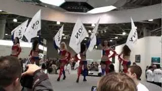Танцующие девочки на стенде Sony
