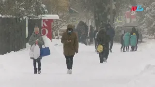 Улицы Волгограда очищают от снега коммунальные службы и 1700 дворников