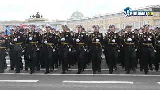 На Дворцовой площади 4000 военнослужащих исполнили песню "Победа"