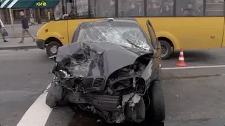 У Києві водій виїхав на зустрічну смугу і спровокував аварію з 4 машин