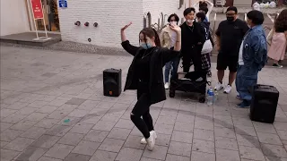 LOVELY ONLOOKER. BEAUTIFUL ATTRACTIVE IMPROMPTU BUSKING. HONGDAE STREET.