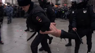 Clashes, Brutal Beatings As Police Crack Down On Protesters In Moscow