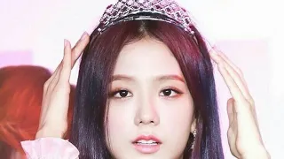 Jisoo being a Queen.