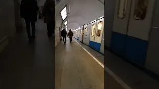 Ока уезжает со станции Третьяковская. (Калининская линия)
