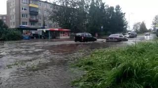 Машинки плавают после дождя в Петрозаводске 06 08 2016