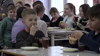 Новосибирские депутаты проверили, чем кормят в школьных столовых // "Новости 49" 07.02.23