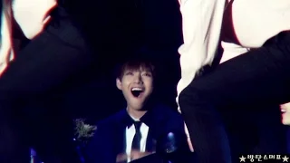 160114 방탄소년단 서울가요대상-작년에 이어 올해도 빅스남팬 등장.1열에 앉아 열광 중