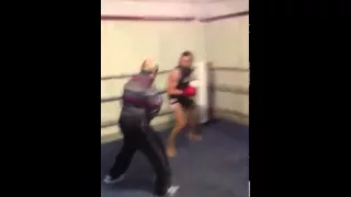 Дед вырубил молодого боксера
