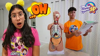 Maria Clara e JP aprendem sobre o corpo humano