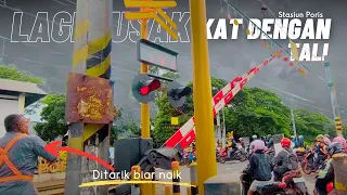 Harus diikat dengan tali! Palang pintu perlintasan kereta api lagi rusak stasiun Poris