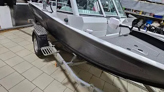 Волжанка 44 фиш, размещение рыбопоискового оборудования в лодке.