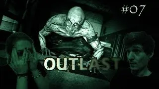 Outlast - Let's Play #07 - Sie kriegen uns! Der Weg durch die Duschen! [Facecam/Blind]