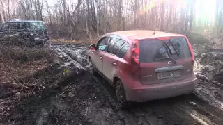 Nissan Note в грязи 1