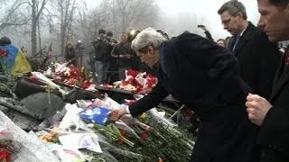 John Kerry paid tribute to fallen Ukrainians in Kiev