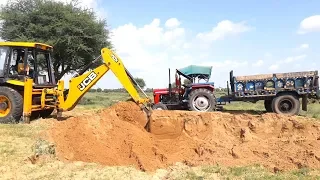 Retroescavadeira JCB 4CX descendo no córrego(JCB 4CX backhoe loader / indian village driver