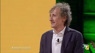 L'attore Antonio Rezza: "Questo è un virus intellettuale, va a teatro, al museo, al cinema..."