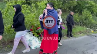 18+ Смертельні тротуари Києва: жінка повар з калиби загинула миттєво.... Чоловіка в тяжкому стані