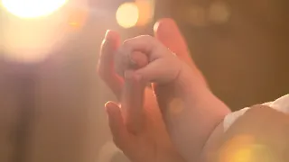 Мать держит ребенка за руку