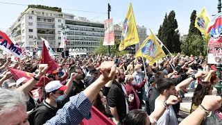 Γροθιές υψωμένες και σημαίες κάτω από τους ήχους της Διεθνούς