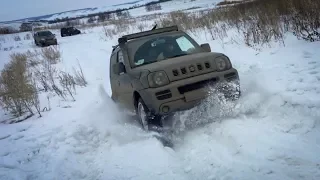 Малыш Сузуки Jimny вытаскивает из снега гигантов: Тойоту и Лендровер!