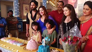 Alisha Panwar Celebrates Her Birthday With Whole Cast of Nath Krishna Aur Gauri Ki Kahani