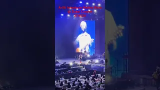 Arijit Singh spots Mahira Khan in the crowd at his Dubai Concert & introduces her with so much ❤️