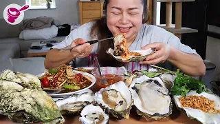 Eating giant oysters & Som Tam with savory fermented fish sauce | Yainang