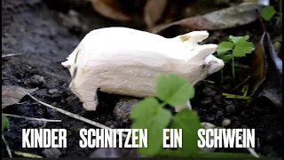 Kinder schnitzen ein Schwein🐷