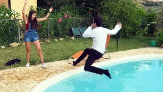 SCHERZO A LUÌ: LO SPINGO IN PISCINA!