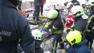 У Києві надзвичайники врятували з-під завалів п'ятьох людей