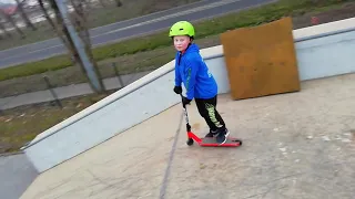 Skate Park. Freestyle roller gyakorlás, a végén nagy eséssel.