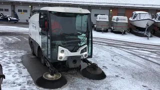 Köp Sopmaskin Johnston Sweeper 142A 101T på Klaravik