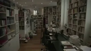 Умберто Эко в домашней библиотеке./ Umberto Eco