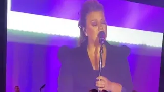 Kelly Clarkson - Heartbeat Song (Walt Disney World Swan and Dolphin Resort 2021)