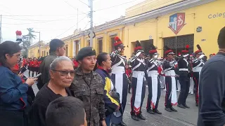 Desfile en conmemoración de los 50 años que cumple el colegio santo domingo