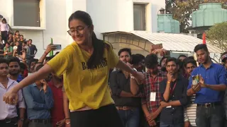 Girl dance move make the crowd crazy | She is a fab dancer with cute expressions.