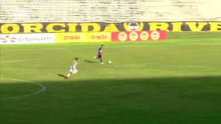 Atacante dribla goleiro, mas perde gol inacreditável !