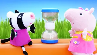 Peppa e Zoe vão aprender a contar o tempo! Brincadeira infantil educativa no meu tanque de areia