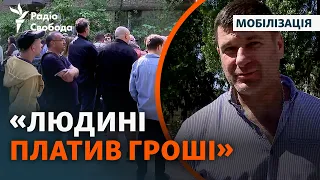 Чоловіки оновлюють дані в ТЦК і діляться досвідом: черги по кілька годин, повістки і бронь | Київ