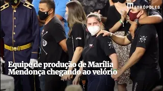 Equipe de produção de Marília Mendonça chegando ao velório