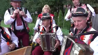 Народний оркестр гуцульських народних інструментів с.Кваси. Репетиція на природі.