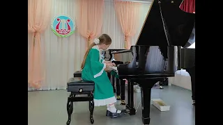 Ватолина Влада, игра на фортепиано. "Цветы", композитор Р. Хасанов.