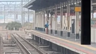 【これは悪質すぎる…】JR南船橋駅3番線にて発車メロディボタンを無断で扱うガキ（2023.1.22.12:40）周辺をキョロキョロして見渡した後スイッチをガッツリ押してました。