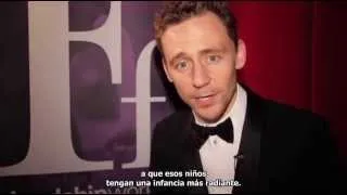 Mensaje de Tom Hiddleston junto a Friendship Works (subtitulado)