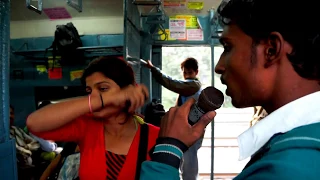 Gobindo & Pinki, Amazing Young Train Singers Gobindo & Pinki in Kolkata Local Train 2