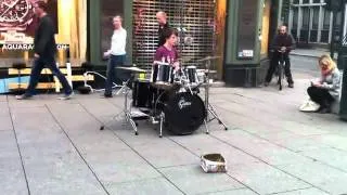 Виртуоз-барабанщик/Virtuoso drummer