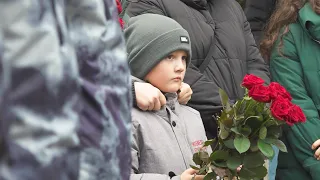 Они живы, пока жива память о них. В честь погибших в зоне СВО открыли мемориальные доски