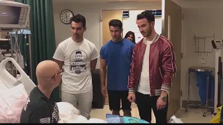 Jonas Brothers visit kid in hospital